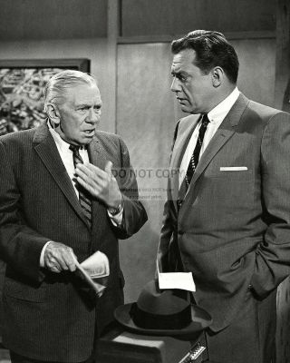 Raymond Burr And Ray Collins In " Perry Mason " - 8x10 Publicity Photo (op - 655)