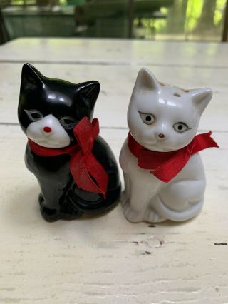 Vintage Retro Kitty Cat Kittens Salt & Pepper Shakers White Black Red Bows