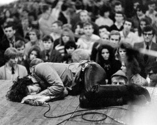 Jim Morrison Lying On Stage During Performance " The Doors " - 8x10 Photo (ww195)