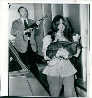 1975 Lynette Fromme Us Marshal Squeaky Judge Thomas Macbride Ca Gun Photo 8x8