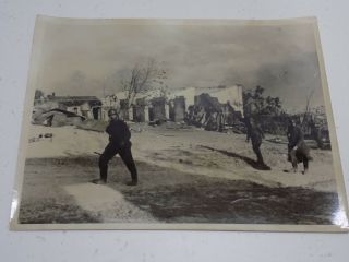 Wwii 1942 German Press Photo: German Infantry Advancing In Stalingrad