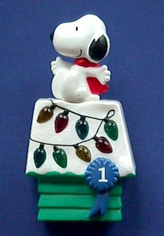 Hallmark Pin Christmas Vintage Snoopy On Doghouse Snow & Lights Holiday Brooch