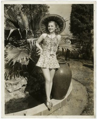 Leggy Summertime Pin - Up Beauty Joan Fontaine Vintage 1930s Hollywood Photograph