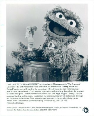1997 Press Photo Actor Sesame Street Slimey Oscar Grouch Science Wiggle 8x10