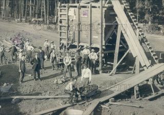 1937 Press Photo Prisoner Road Workers Rock Crusher 1930s Oregon