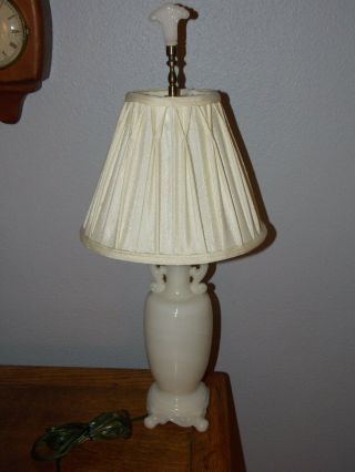 Vintage Aladdin White Alacite Classic Urn Shape Glass Table Lamp 24.  5 " W/ Finial