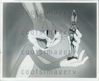 Iconic Bugs Bunny Wins Coveted Rabbit Oscar Statuette Press Photo