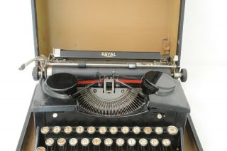 Royal P Typewriter Vintage Antique 1920 ' s P2B67334 with Case Black Gold Letters 3