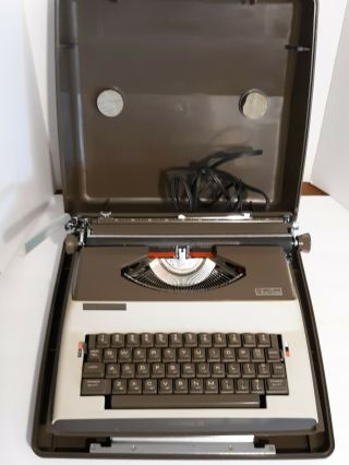 Vtg Royal 1200 Electric Typewriter With Hard Case In