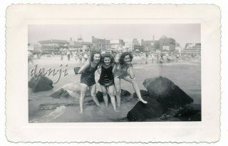 3 Swimsuit Glamour Girls On Rocks By Buildings Leaning Into The Camera Old Photo