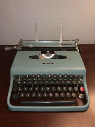 Vintage Underwood Olivetti Lettera 22 Portable Typewriter / Case