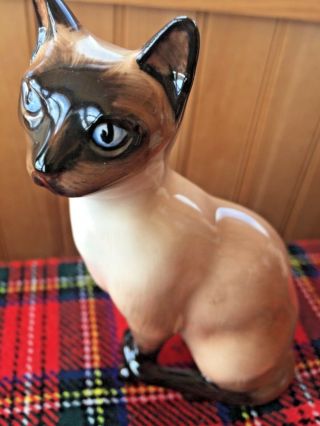 Royal Doulton Siamese Cat Hn 2655 5” Tall.  Cat