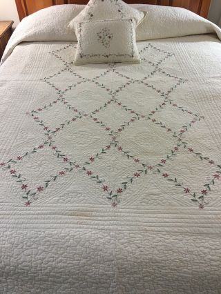 Vintage Embroidered Vining Flowers Quilt & 2 Toss Pillows