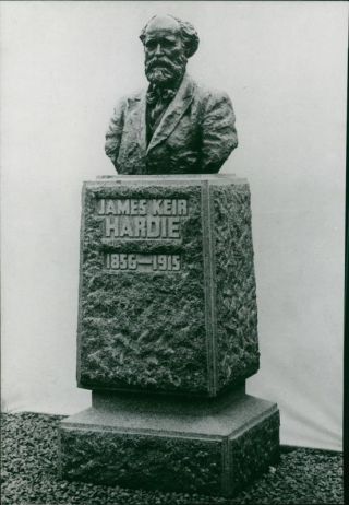 By Benno Schotz: Bust Of James Keir Hardie - Vintage Photo