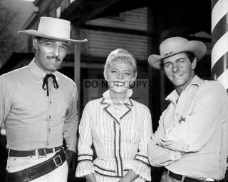 John Russell,  Peter Brown And Peggie Castle In " Lawman " - 8x10 Photo (dd481)
