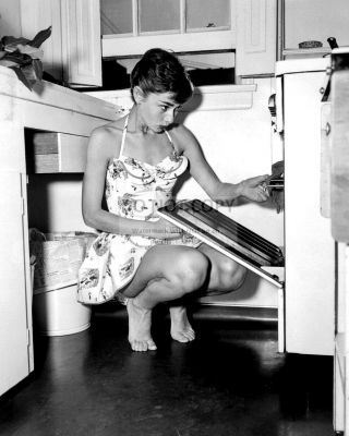 Audrey Hepburn Opens Oven Door In Kitchen While In Bare Feet 8x10 Photo (fb - 460)