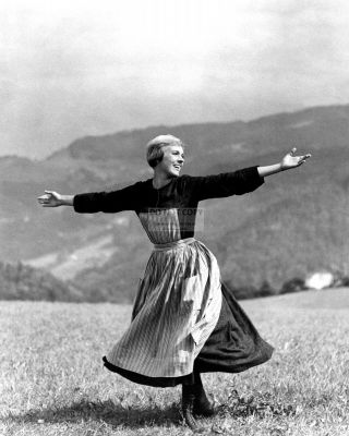 Julie Andrews In " The Sound Of Music " - 8x10 Publicity Photo (cc408)