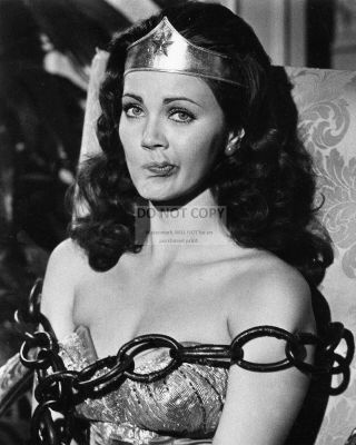 Lynda Carter As " Wonder Woman " - 8x10 Publicity Photo (da - 687)