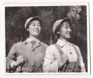 Chinese Militia Girls Photo Rifle Chairman Mao Badge China Cultural Revolution