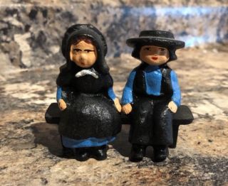 Adorable Vintage Cast Iron Amish Boy Girl Figures Figurines Sitting On Bench (a)