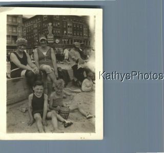 Found B&w Photo K_7109 1920s Beach Scene Atlantic City Women Children