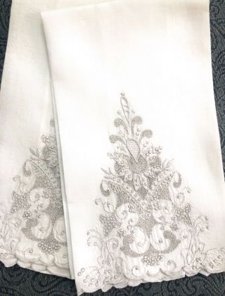 Set Of 2 Vtg Antique Linen Madeira Hand Embroidered Guest Hand Fingertip Towels