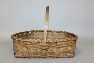 FANTASTIC EARLY 19TH C ONE HANDLE GATHERING BASKET IN GREAT SURFACE 5