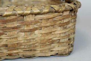FANTASTIC EARLY 19TH C ONE HANDLE GATHERING BASKET IN GREAT SURFACE 7