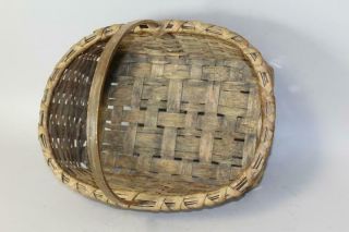 FANTASTIC EARLY 19TH C ONE HANDLE GATHERING BASKET IN GREAT SURFACE 8