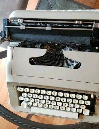Underwood 319 Typewriter 4
