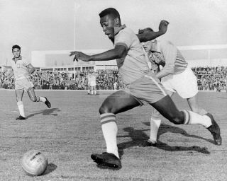 Pele During Malmo - Brazil In 1960 World Renowned Footballer - 8x10 Photo (da - 542)