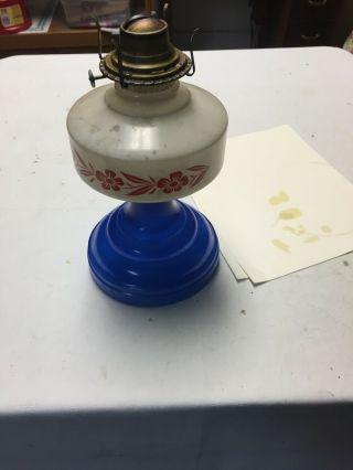 ANTIQUE RED WHITE AND BLUE KEROSENE OIL LAMP WITH GLOBE 8