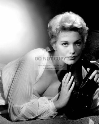 Kim Novak In The Film " Bell,  Book And Candle " - 8x10 Publicity Photo (cc314)