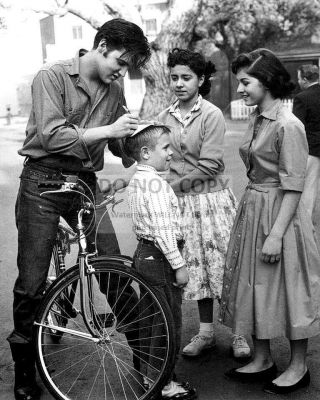 Young Elvis Presley Signing Autographs For Fans - 8x10 Photo (rt165)