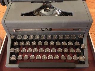 1949 Vintage Royal Quiet De Luxe Portable Typewriter Glass Keys (tan case) 2