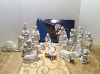 Avon White Porcelain Nativity Set Twenty (20) Piece Includes Stable