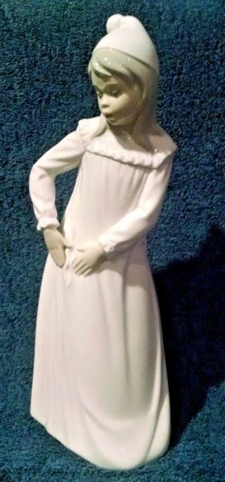 Nao By Lladro - Tall Girl With Nightcap Torn Nightgown/dress Spain Daisa