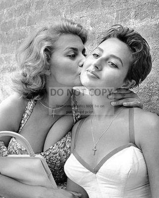 Sophia Loren Kisses Her Sister Anna Maria Scicolon 8x10 Publicity Photo (da821)
