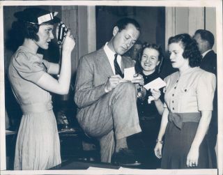 1950 Press Photo Actor Robert Montgomery Spokesman Screen Guild Celebrity 7x9