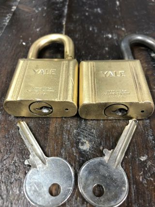 2 Vintage Hardened Heavy Brass Yale Padlock Locks With 2 Keys Great 4