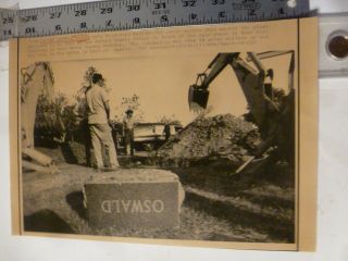Vintage Wire Press Photo - Lee Harvey Oswald Being Exhumed 10/4/1981