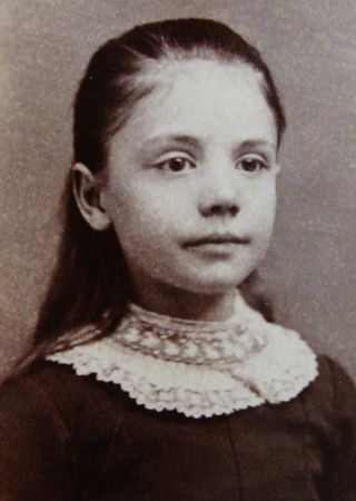 Antique Cdv Photo Of A Little Girl Wearing Pretty Dress Waterbury Vt
