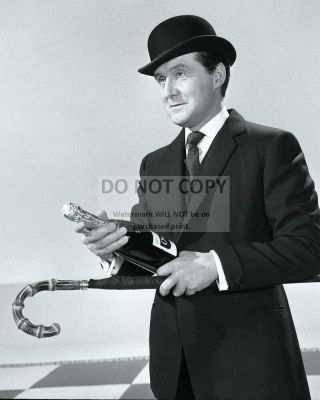 Patrick Macnee As " John Steed " In " The Avengers " - 8x10 Publicity Photo (bb - 142)