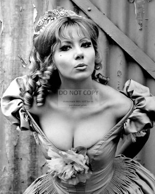 Ingrid Pitt In " The House That Dripped Blood " - 8x10 Publicity Photo (da827)