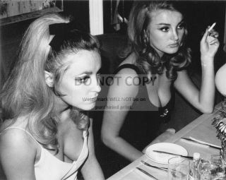 Sharon Tate & Barbara Bouchet @ Playboy Club London In 1966 - 8x10 Photo (rt786)