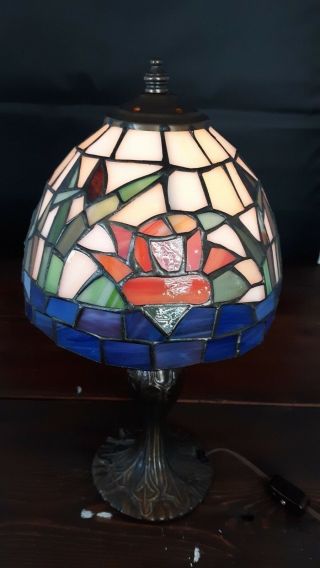 Vintage Floral Bloom Stained Glass Shade On Gold - Tone Fleur De Lis Base Lamp