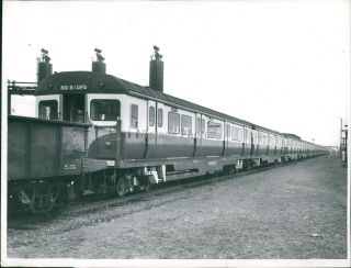 1963 Press Photo Travel Mbta Trains Boston Ma Cars Railroad Tracks Field 7x9