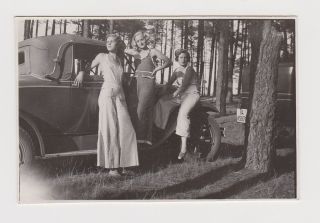 Three Sexy Flapper Lady Pose To Old Car Automobile Vintage Orig Photo (54598)