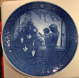 1981 Royal Copenhagen Christmas Plate " Admiring The Christmas Tree "
