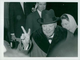 Winston Churchill Makes The V - Sign - Vintage Photo